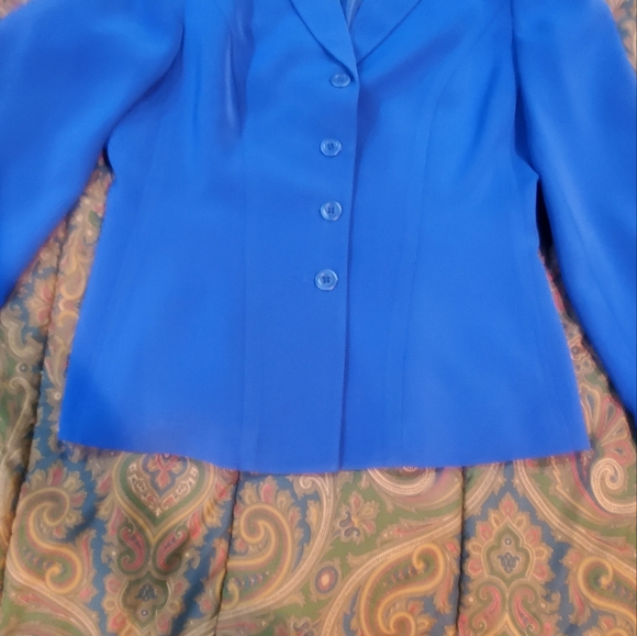 Kasper Suit- two pieces- jacket and skirts - Picture 3 of 8